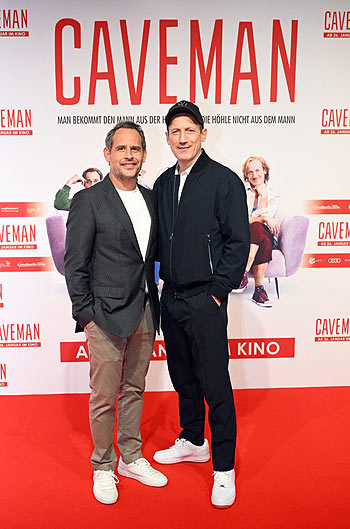 Moritz Bleibtreu und Wotan Wilke Möhring auf der Filmpremiere von CAVEMAN Foto: Hannes Magerstaedt /Getty Images für Constantin Film  